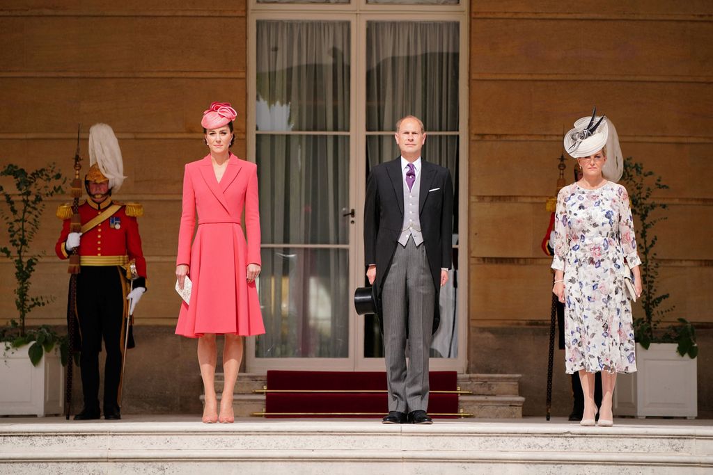 Dari kiri ke kanan Duchess of Cambridge Kate Middleton, Earl of Wessex Pangeran Edward, dan Countess of Wessex Sophie menghadiri Royal Garden Party di Istana Buckingham, London, Rabu (18/5/2022).  