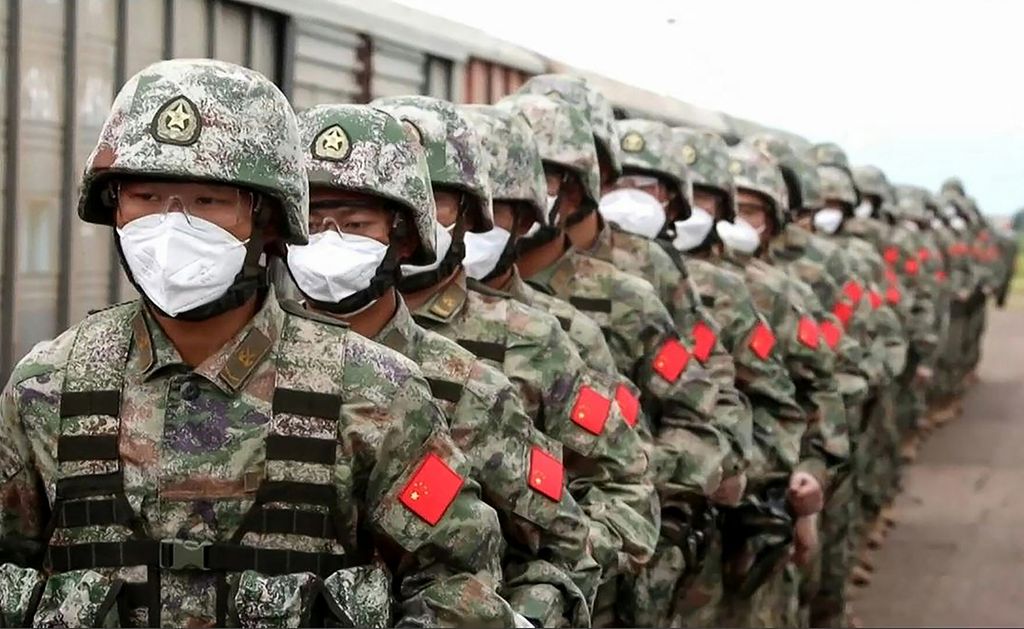Tentara China tiba di Pusat Latihan Tempur Sergeevsky, Rusia, Senin (29/8/2022). Mereka ikut latihan perang Vostok 2022 yang digelar Rusia pada 1-7 September 2022. 