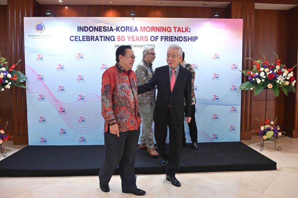 Duta Besar RI di Seoul Gandi Sulistiyanto (kiri) dan Duta Besar Korea Selatan di Jakarta Lee Sang Deok di sela dialog untuk merayakan 50 tahun hubungan RI-Korsel, Kamis (26/1/2023). Indonesia satu-satunya mitra strategis Korsel di Asia Tenggara.