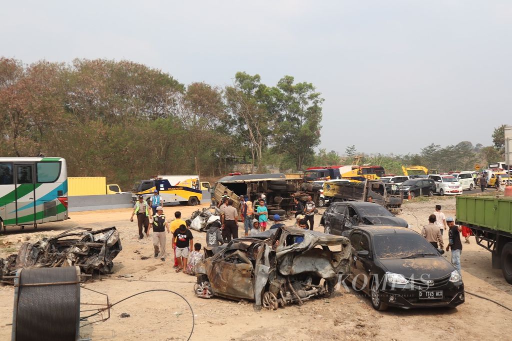 Kecelakaan beruntun terjadi di Jalan Tol Cipularang, Jawa Barat, Senin (2/9/2019) siang. Delapan orang meninggal karena kecelakaan tersebut. 