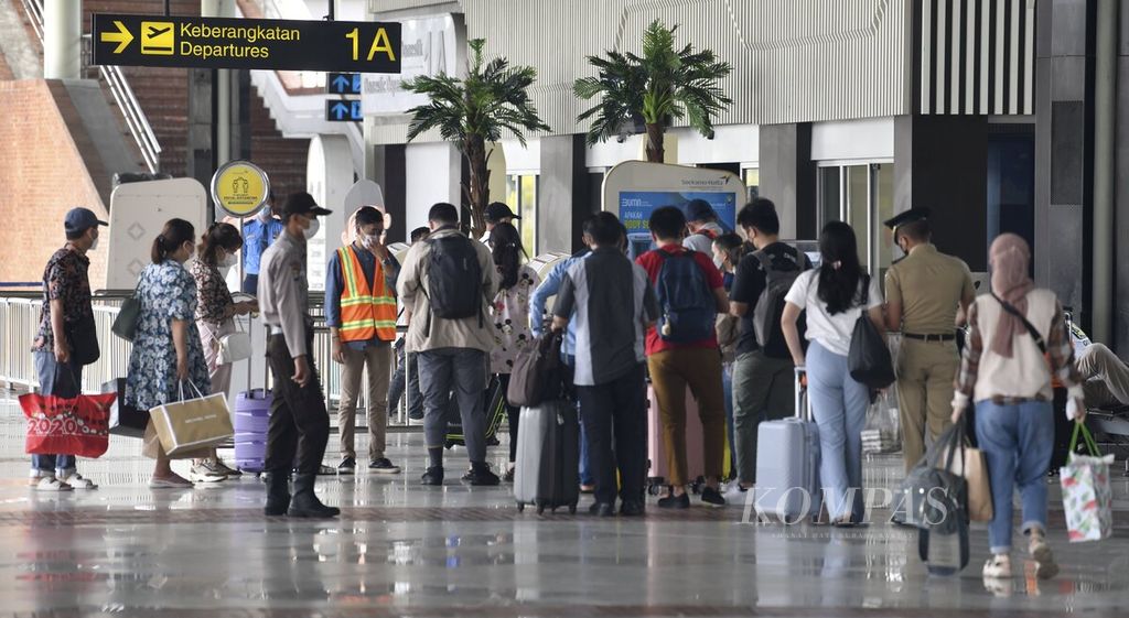 Penumpang memasuki pintu keberangkatan di Terminal 1A Bandara Internasional Soekarno-Hatta, Tangerang, Banten, Selasa (26/4/2022). Bandara Soekarno-Hatta terus dipadati para penumpang pada H-6 Lebaran. Jumlah penumpang sejak akhir pekan lalu rata-rata mencapai 100.000 orang per hari. 