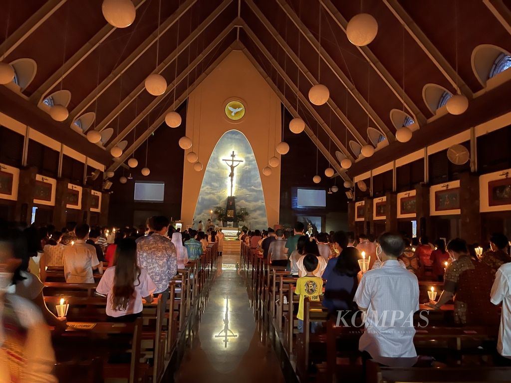 Sekitar 404 umat di Gereja Katolik Roh Kudus Surabaya mengikuti misa Vigili Paskah, Sabtu (16/4/2022), yang dipimpin Yohanes Setiyawan PR.