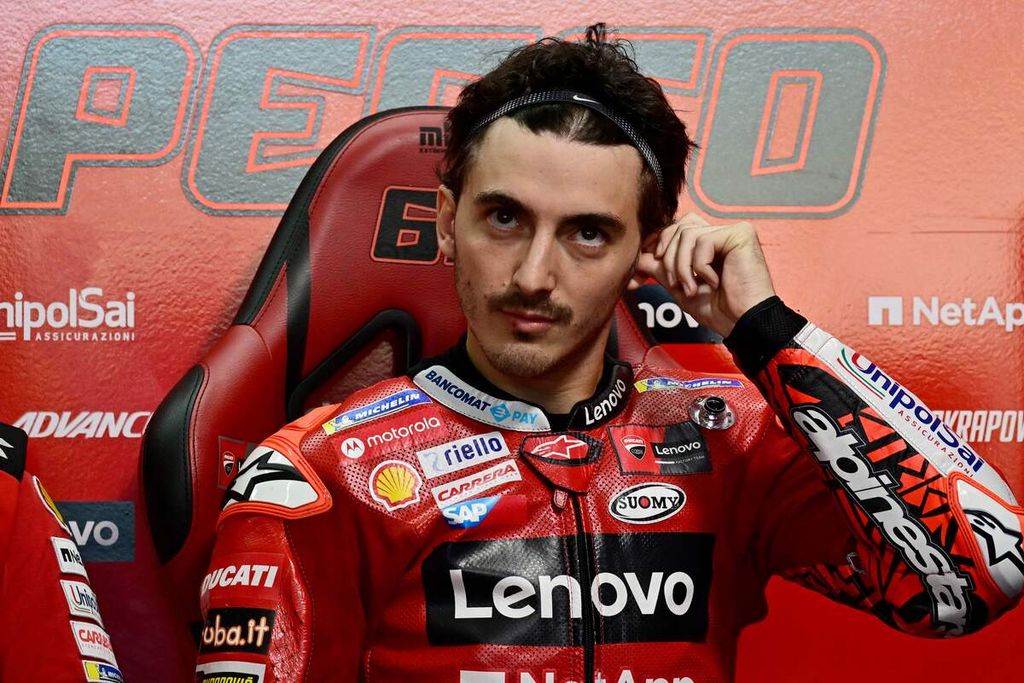 Pebalap Ducati, Francesco Bagnaia, melepas penutup telinga di garasi tim saat berlangsung sesi latihan bebas kedua MotoGP seri Valencia di Sirkuit Ricardo Tormo, Cheste, Jumat (4/11/2022). 