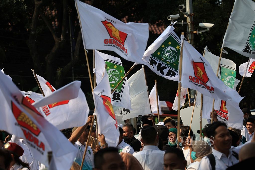 Simpatisan Partai Gerindra dan Partai Kebangkitan Bangsa (PKB) memadati jalan di depan Gedung Komisi Pemilihan Umum (KPU) saat mendaftar sebagai calon partai politik peserta Pemilu 2024 di Jakarta, Senin (8/8/2022). Gerindra dan PKB mendaftar bersama menunjukkan kedekatan poros koalisi pada Pemilu 2024 mendatang. Sebelumnya, PKB dan Gerindra sepakat menjalin kerja sama menghadapi Pemilu 2024. 