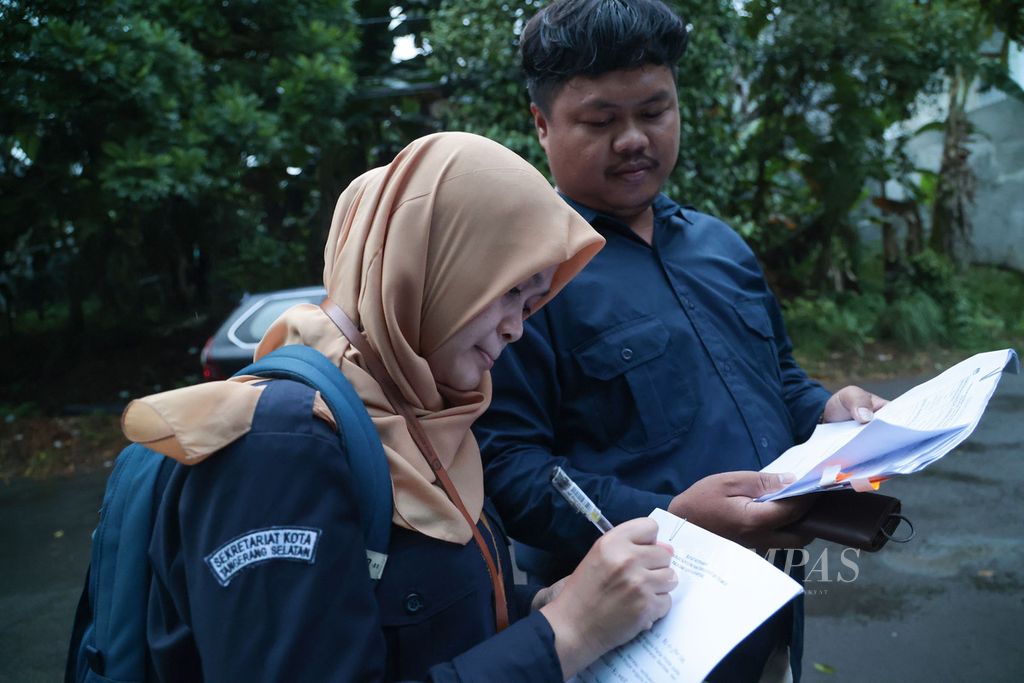 Komisi Pemilihan Umum Kota Tangerang Selatan melakukan verifikasi faktual keanggotaan partai politik di rumah salah seorang anggota Partai Gelora di Pamulang, Tangerang Selatan, Banten, Selasa (25/10/2022). 