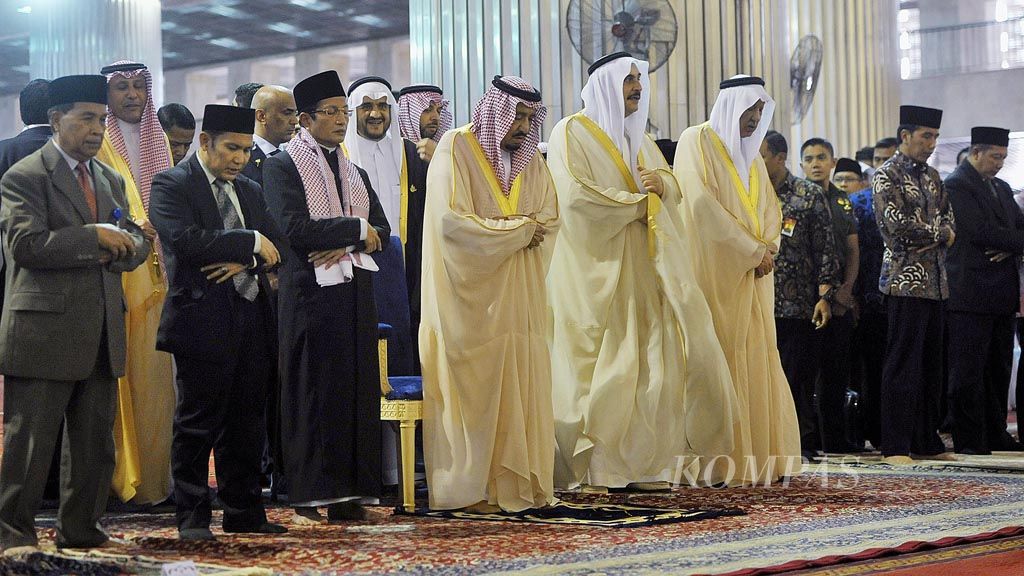 Raja Arab Saudi  Salman bin Abdulaziz al-Saud bersama Presiden Joko Widodo melaksanakan salat tahiyatul masjid di Masjid Istiqlal, Jakarta, Kamis (2/3).