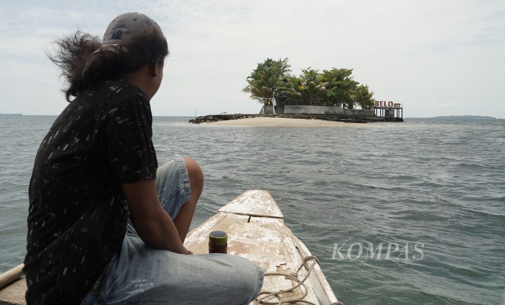 Menuju Pulau Tulang dengan perahu nelayan di Tobelo, Halmahera Utara, Maluku Utara, awal September 2023. 
