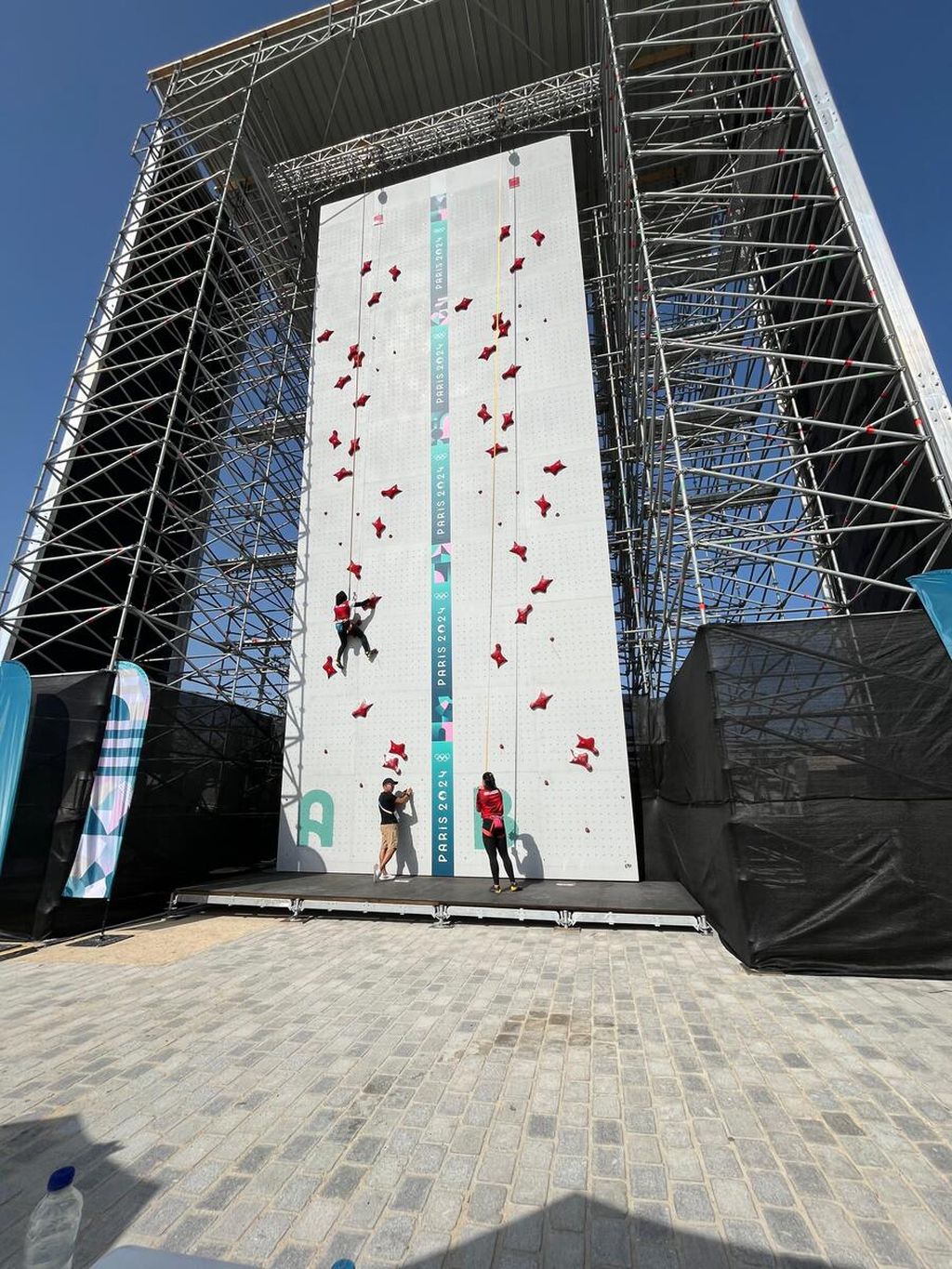 Atlet panjang tebing Indonesia nomor <i>speed </i>putri, Desak Made Rita Kusuma Dewi dan Rajiah Sallsabillah, berlatih di <i>wall </i>khusus latihan di Le Bourget Climbing Arena, Saint-Dennis, Perancis, Rabu (31/7/2024).