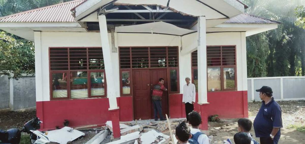 Bangunan rusak akibat gempa bermagnitudo 6,1 di Nagari Kajai, Kecamatan Talamau, Kabupaten Pasaman Barat, Sumatera Barat, Jumat (25/2/2022).