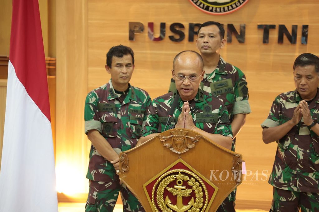 Head of the TNI Information Center Rear Admiral Julius Widjojono (center) gives a press statement regarding the attack by an armed criminal group (KKB) on members of the Indonesian Army who were carrying out an operation to free the Susi Air pilot in Nduga Regency, Papua Mountains, at TNI Headquarters, Cilangkap, Jakarta , Sunday (16/8/4/2023).