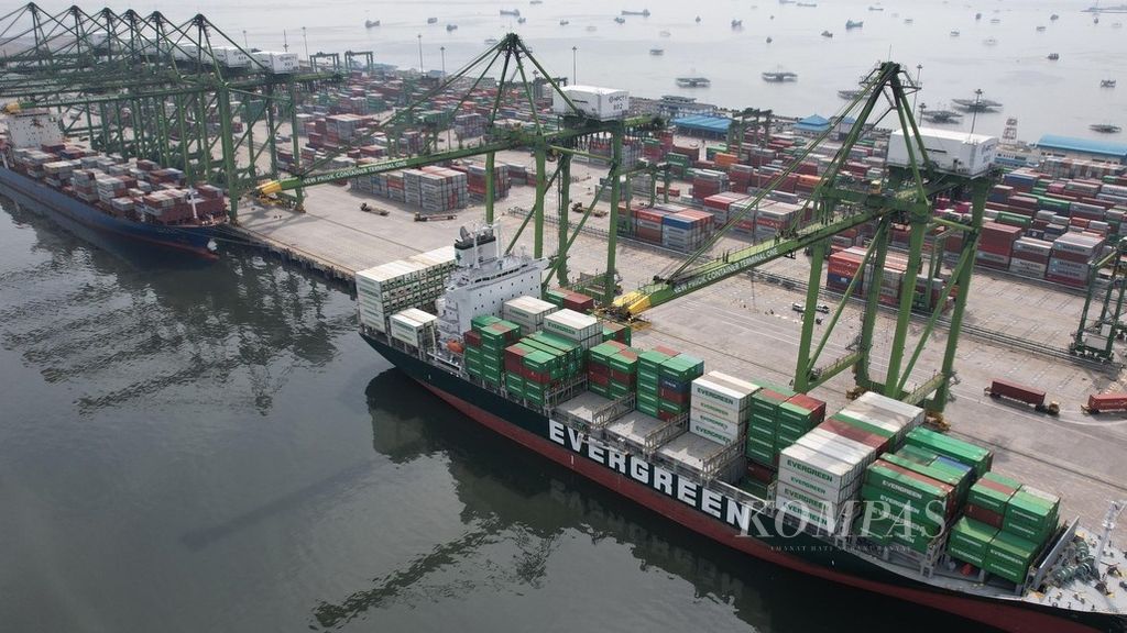 Aktivitas bongkar muat peti kemas dari dan ke dalam kapal barang di terminal peti kemas New Priok Container Terminal (NPCT) 1, Jakarta Utara, Kamis (4/5/2023). 