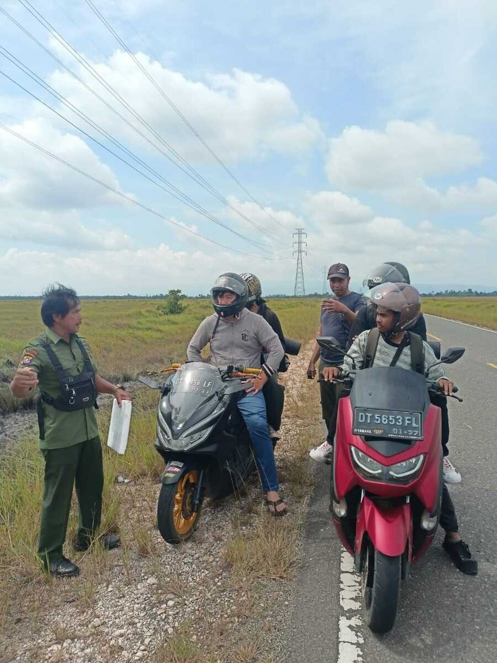Petugas dari Balai TNRAW memberikan pengarahan kepada pengendara yang melintasi jalan yang membelah taman nasional di Bombana, Sulawesi Tenggara, Senin (16/1/2023). Kebakaran pada akhir pekan kemarin menyebabkan 37 hektar lahan hangus.