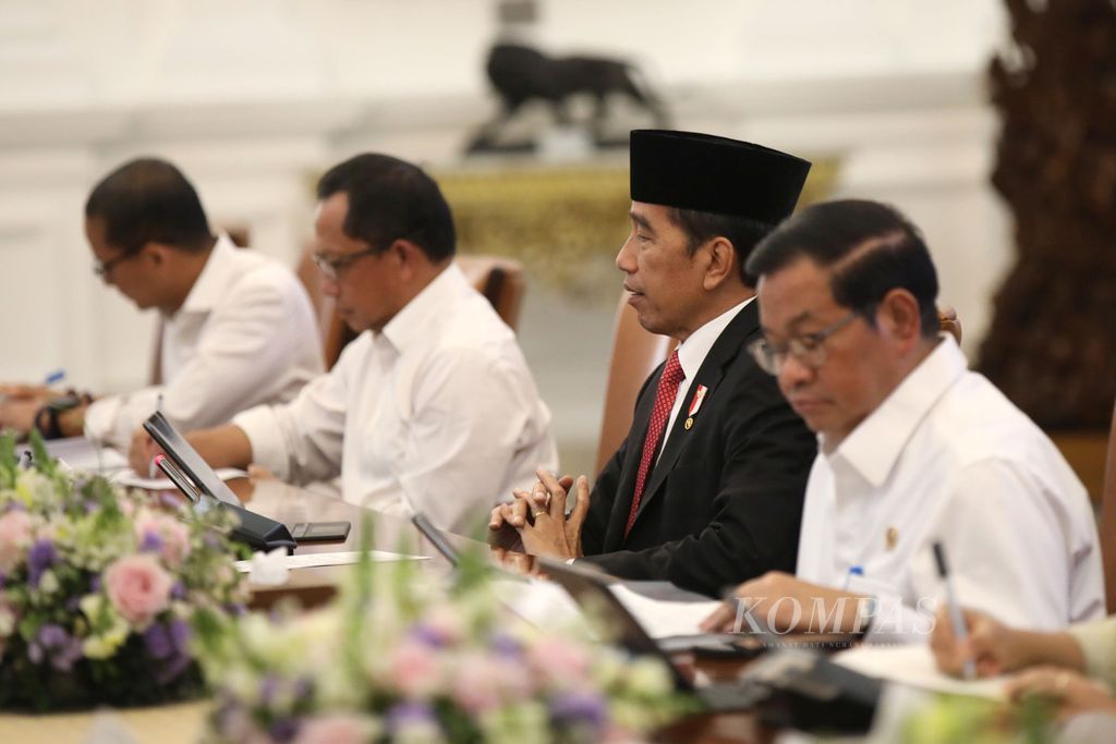 Presiden Joko Widodo memimpin rapat terbatas membahas peningkatan kualitas udara Jakarta, Bogor, Depok, Tangerang, dan Bekasi, di Istana Merdeka, Jakarta, Senin (14/8/2023). 
