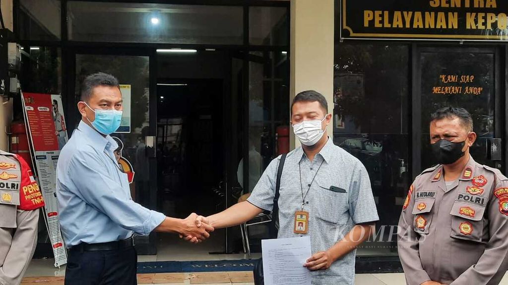 Pelaku dan korban yang terlibat adu mulut yang berujug penganiayaan di KPP Pratama Bekasi Utara, Kota Bekasi, sepakat berdamai. Mediasi damai dilaksanakan di Polsek Bekasi Timur, Rabu (8/6/2022).