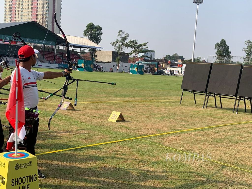 Pemanah paralimpiade Indonesia, Kholidin, melepaskan anak panah saat menjajal arena perlombaan ASEAN Para Games 2022 di lapangan Kota Baru, Surakarta, Jawa Tengah, Jumat (29/7/2022).
