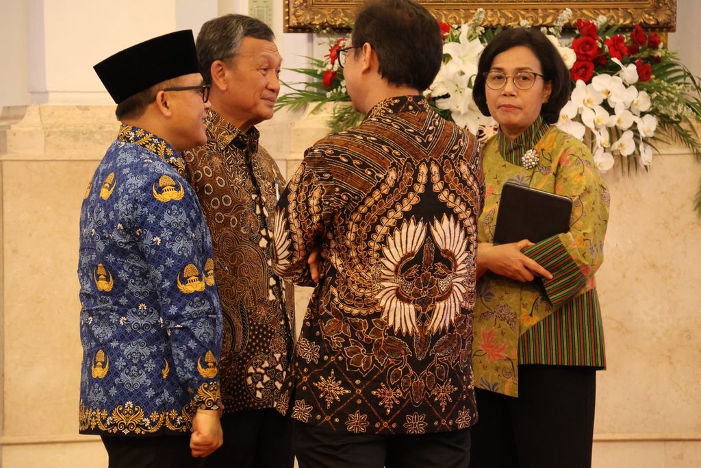 Para menteri berbincang sebelum penyerahan DIPA kementerian/lembaga dan daftar alokasi transfer ke daerah tahun anggaran 2024 di Istana Negara, Jakarta, Rabu (29/11/2023).
