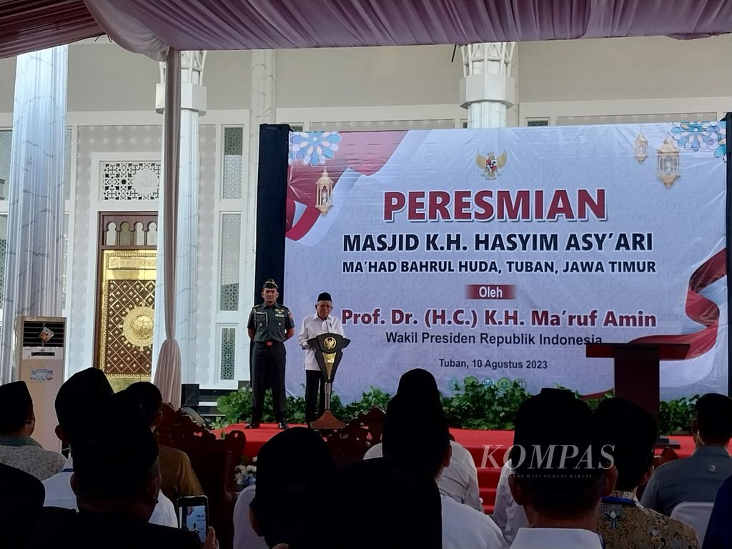  Wakil Presiden Ma’ruf Amin memberikan sambutan pada peresmian Masjid KH Hasyim Asy’ari di Ma’had Bahrul Huda, Tuban, Jawa Timur, Kamis (10/8/2023).