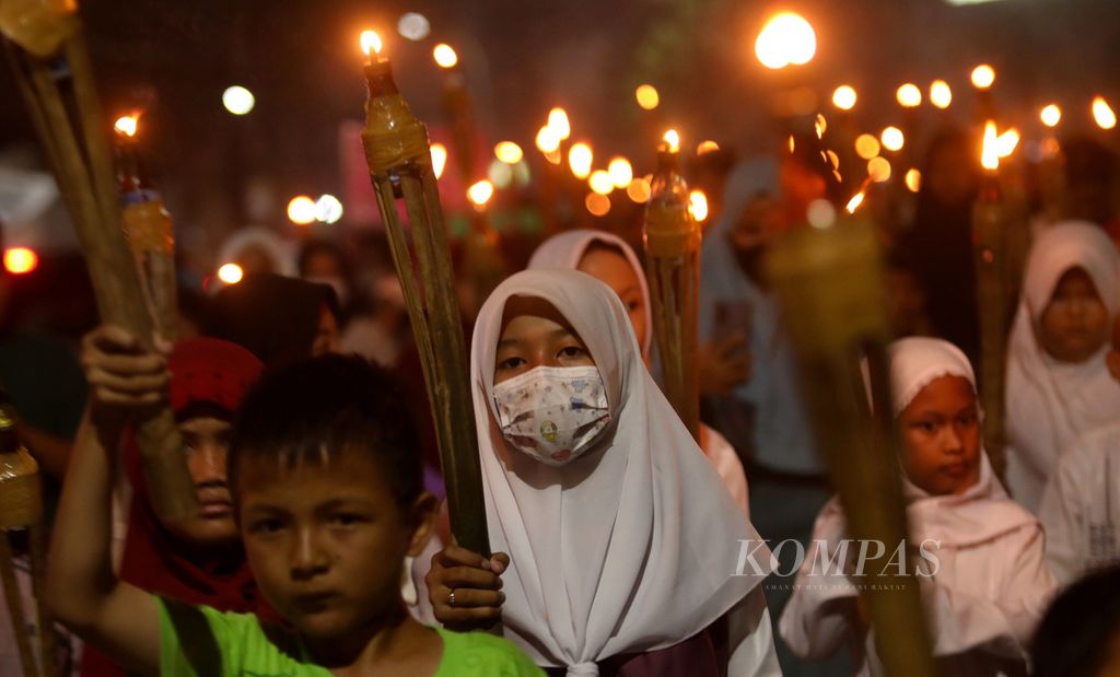 Umat Islam mengikuti pawai obor menyambut Tahun Baru Islam 1 Muharram 1444 Hijriah di kawasan Pekayon, Kota Bekasi, Jawa Barat, Jumat (29/7/2022). Perayaan pawai obor juga berlangsung di sejumlah ruas jalan di kawasan Ibu Kota dan sekitarnya. 