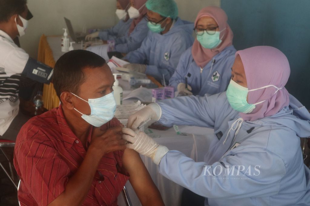 Petugas menyuntikkan vaksin Covid-19 ke pekerja dalam Gebyar Vaksinasi Covid-19 di Pelabuhan Cirebon, Jawa Barat, pada Rabu (1/9/2021). Vaksinasi bersama penerapan protokol kesehatan menjadi upaya mencegah penularan Covid-19.