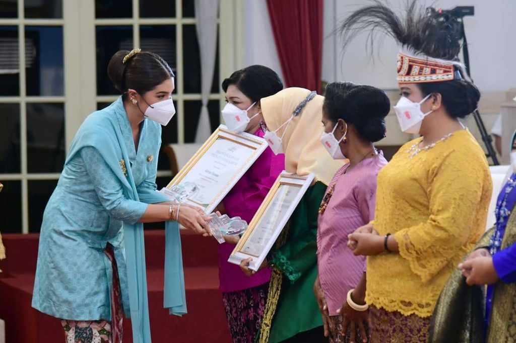Sebanyak 514 perempuan yang dinilai berjasa dan berprestasi di berbagai bidang mendapat penghargaan dari Organisasi Aksi Solidaritas Kabinet Indonesia Maju (OASE-KIM), Kamis (21/4/2022). Dalam peringatan Hari Kartini ini, pemberian penghargaan dilangsungkan secara daring ataupun luring dari Istana Negara, Jakarta.