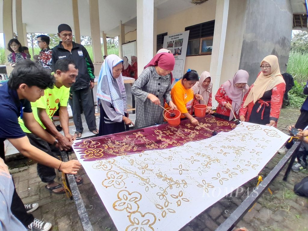 A group of former individuals living with mental disorders did batik together on Tuesday (23/4/2024) at a mental health center called "Gardu Sawah" located in Dusun Blandit Barat, Wonorejo Village, Singosari District, Malang Regency, East Java.