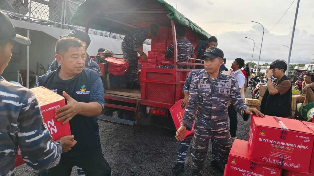 Para relawan Taruna Siaga Bencana (Tagana) Kementerian Sosial dan anggota TNI AL membawa bantuan untuk para korban erupsi Gunung Ruang yang mengungsi di Pulau Tagulandang, Sulawesi Utara, Jumat (19/4/2024).