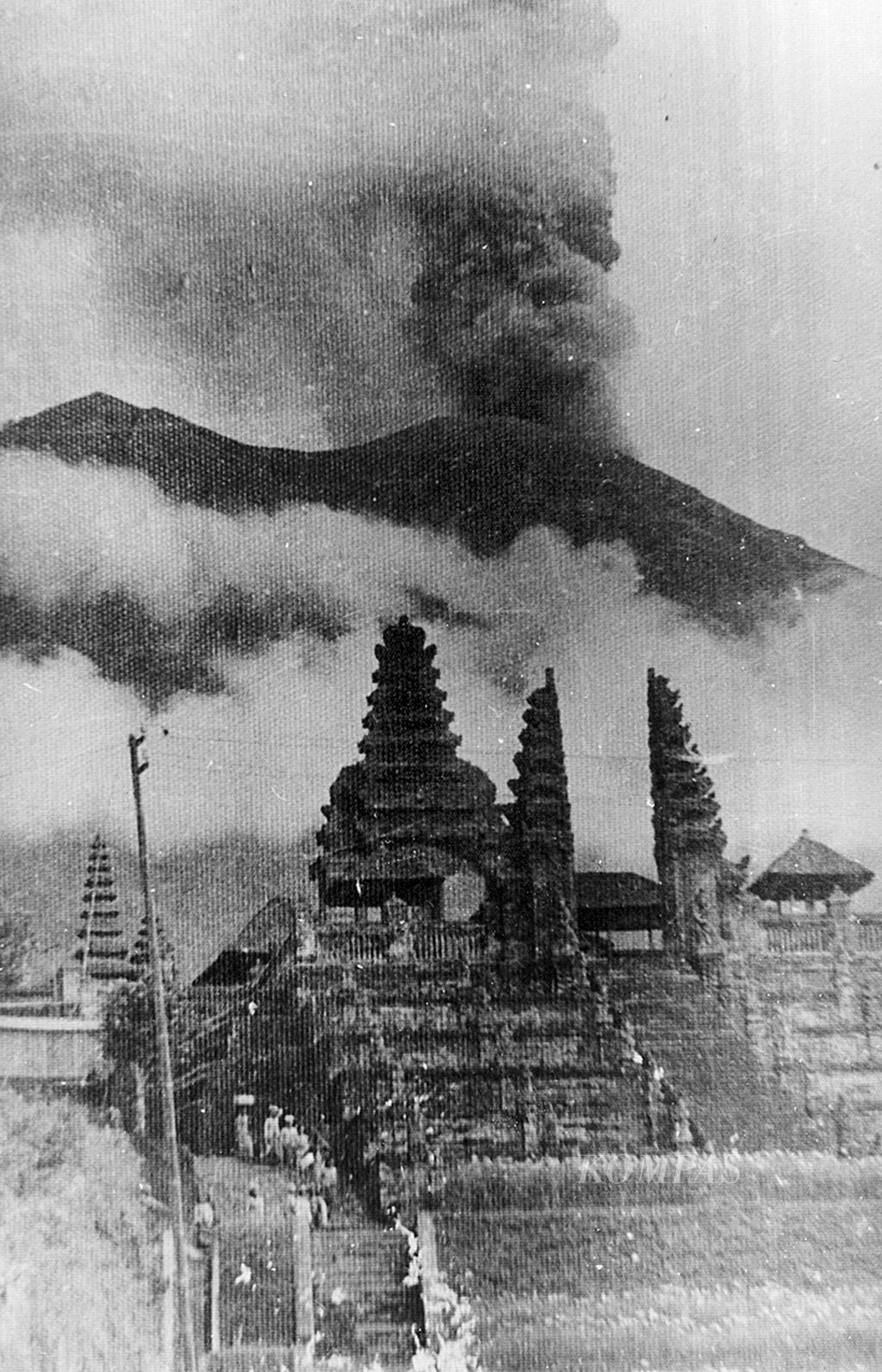 Pura Besakih di lereng Gunung Agung, sekitar 68 kilometer sebelah timur-laut Kota Denpasar, Jumat (23/3/1976).