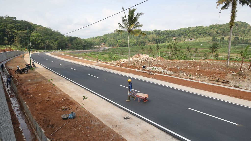 Pekerja menggarap pembangunan jalan alternatif Sleman-Gunungkidul di Dusun Tawang, Desa Ngoro-oro, Patuk, Gunungkidul, DI Yogyakarta, Selasa (26/10/2021). 