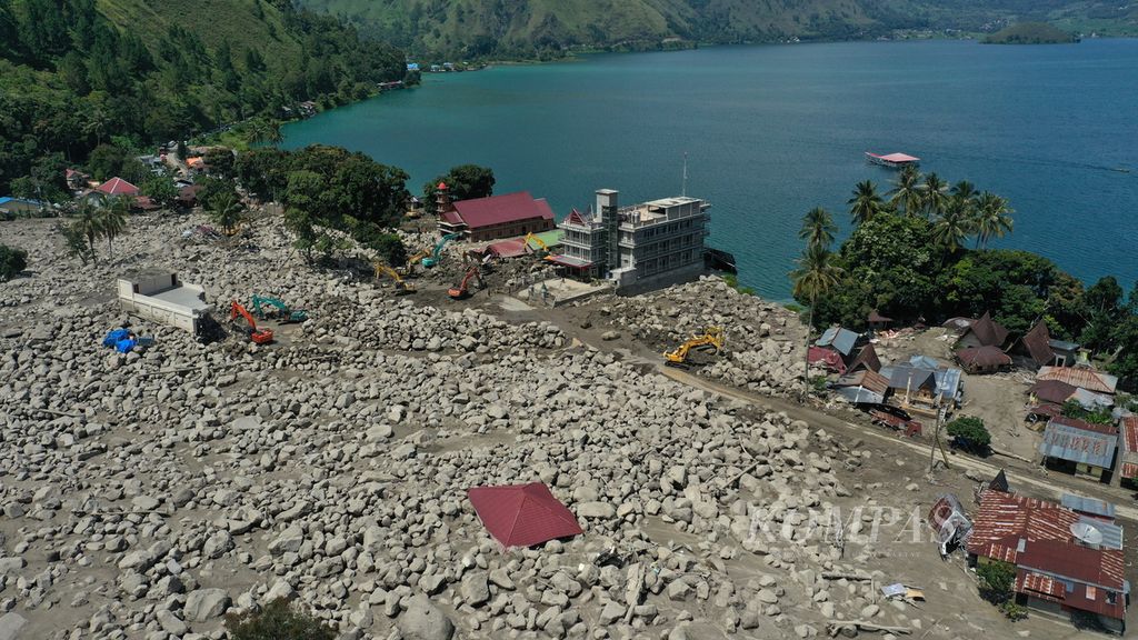 Foto udara daerah terdampak banjir bandang di Desa Simangulampe, Kecamatan Baktiraja, Kabupaten Humbang Hasundutan, Sumatera Utara, Selasa (5/12/2023)