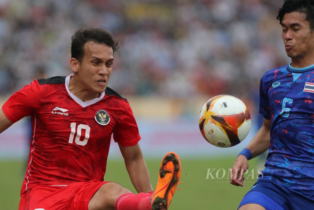Striker timnas Indonesia Egy Maulana Vikri (kiri) dalam sebuah penampilan untuk tim nasional Indonesia. 