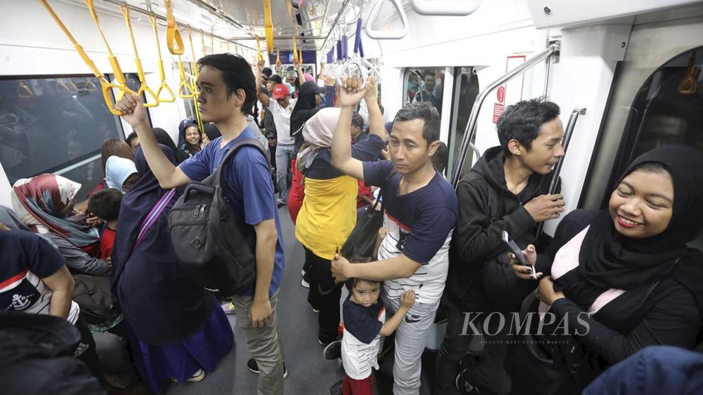 Warga menaiki kereta Moda Raya Terpadu (MRT) Ratangga di Stasiun MRT Bundaran HI, Jakarta, Minggu (24/3/2019). Pengoperasian MRT fase I ini akan dilanjutkan dengan pembangunan fase II Bundaran HI-Kota.