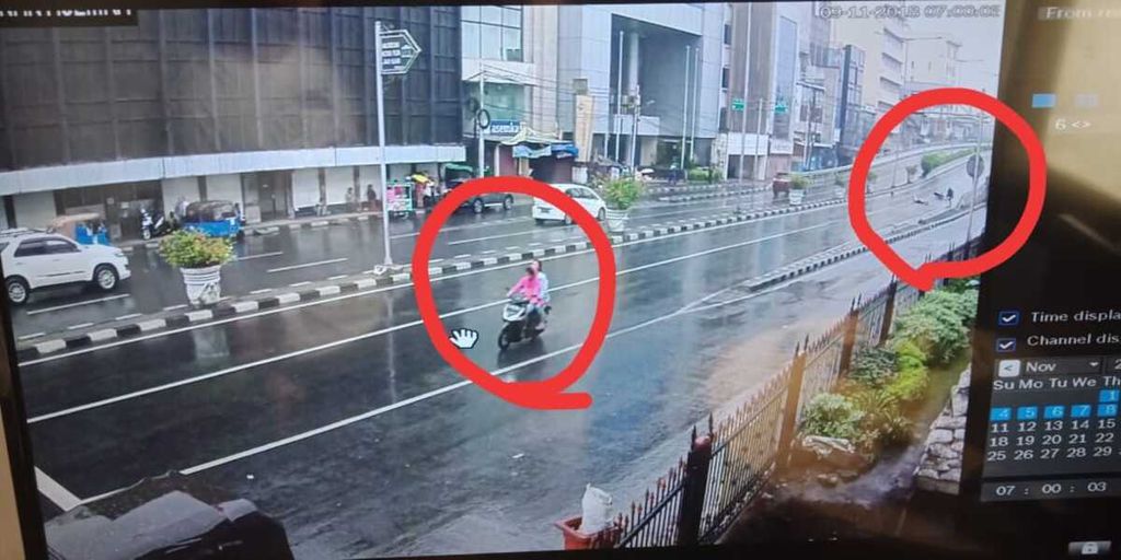 Tangkapan layar rekaman kamera pengawas terhadap penjambretan seorang perempuan di jalan layang Asemka, Jakarta Barat, pada April 2018. FA, penjambret yang bertugas mengendarai sepeda motor, menjadi buron dan baru ditangkap pada Kamis (16/4/2020).