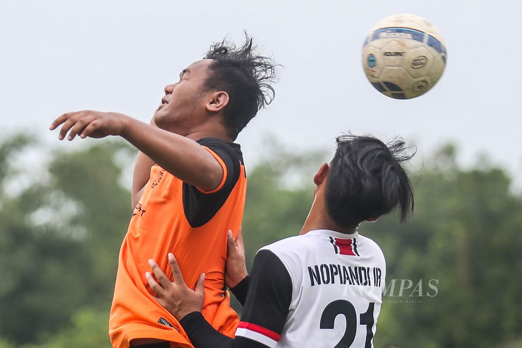 Ilustrasi. Para pendukung sebuah klub sepak bola Liga 1 menggelar pertandingan <i>fourfeo</i> (empat tim saling bertemu) di lapangan Cicangkal, Rumpin, Bogor, Minggu (4/4/2021). 