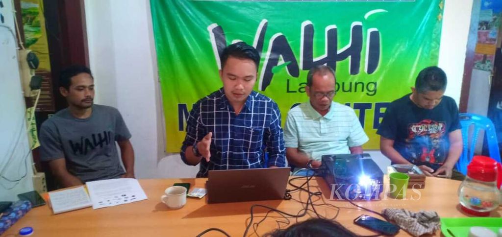 Direktur Eksekutif Walhi Lampung Irfan Tri Musri di Bandar Lampung, Selasa (20/8/2019).