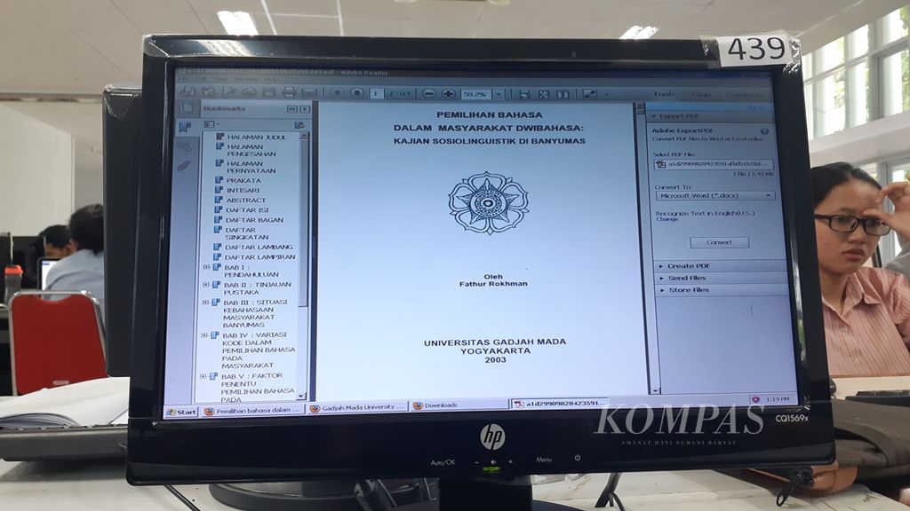 Potret dokumen disertasi dari Rektor Universitas Negeri Semarang Fathur Rokhman di Perpustakaan Pusat Universitas Gadjah Mada, Yogyakarta, Rabu (27/11/2019). Disertasi tersebut diduga hasil plagiasi dari karya ilmiah mahasiswanya.