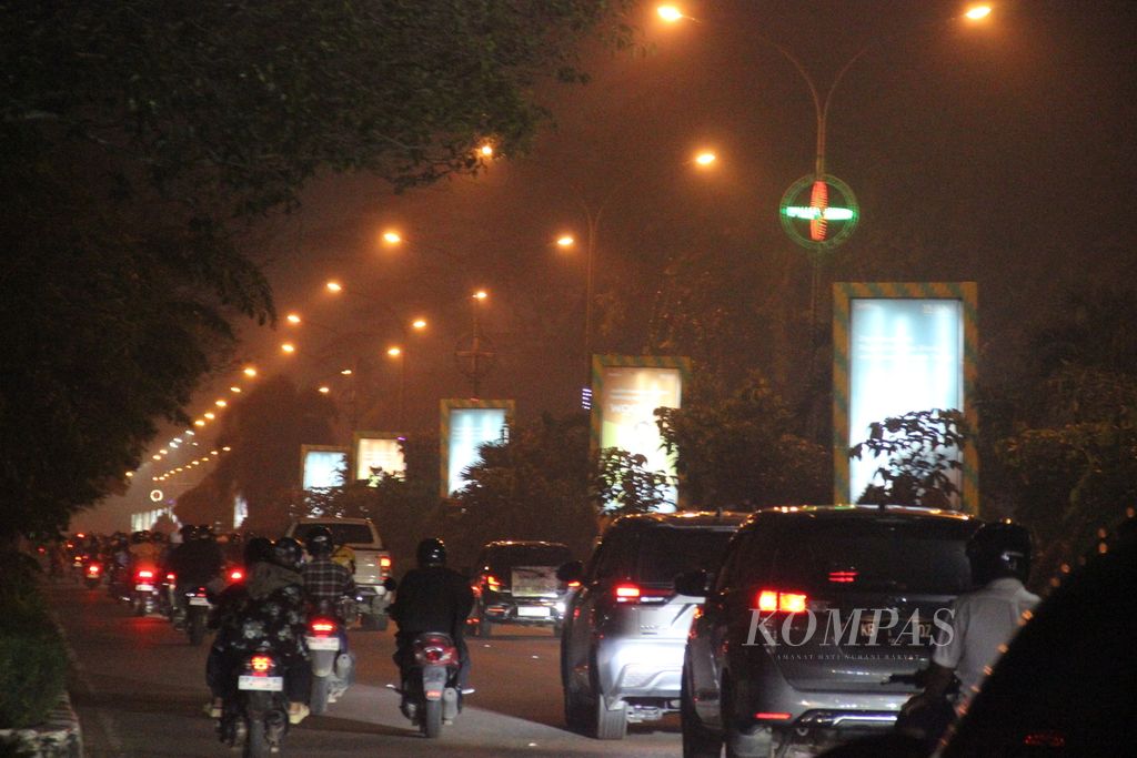 Kondisi kabut asap di Kota Pontianak, Kalimantan Barat, Selasa (17/9/2024) malam.