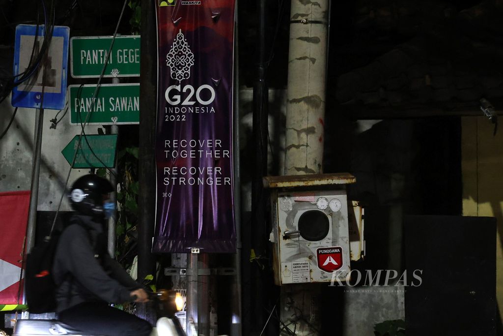 Poster KTT G20 dipasang di sebuah perempatan jalan di kawasan Nusa Dua, Bali, Selasa (5/7/2022). Sosialisasi acara KTT G20 yang akan berlangsung di Nusa Dua pada pertengahan November mendatang terus digaungkan, antara lain, melalui pemasangan poster di sejumlah lokasi di Bali.
