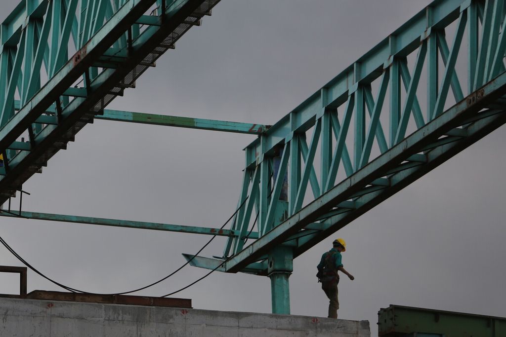 Aktivitas pekerja di ketinggian pada proyek pembangunan Tol Becakayu di kawasan Jakasampurna, Bekasi, Selasa (14/1/2020). 