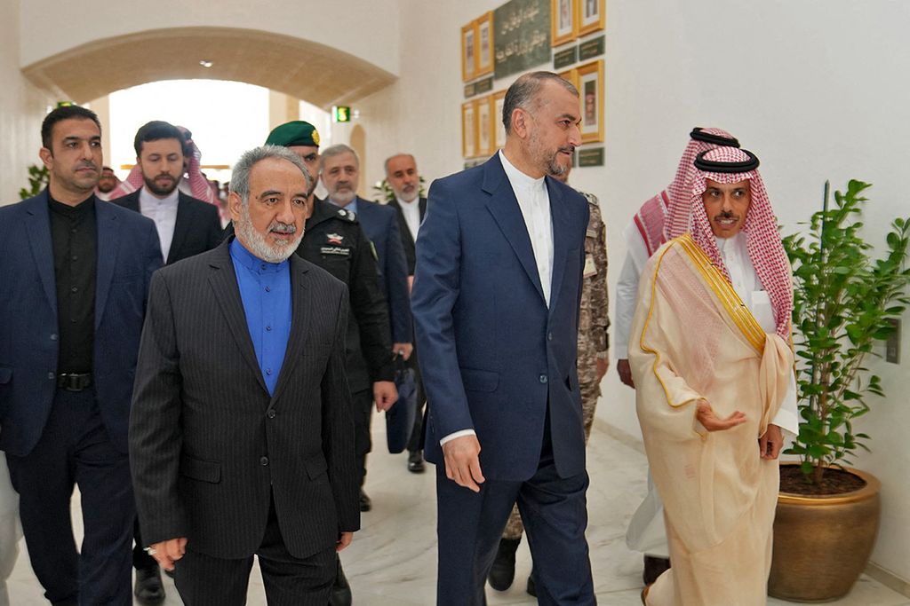 Dalam foto yang dirilis oleh Kementerian Luar Negeri Arab Saudi tampak Menteri Luar Negeri Arab Saudi, Pangeran Faisal bin Farhan (kanan) menyambut mitranya, Menlu Iran Hossein Amir-Abdollahian (tengah) saat mengunjungi Riyadh, Kamis (17/8/2023).
