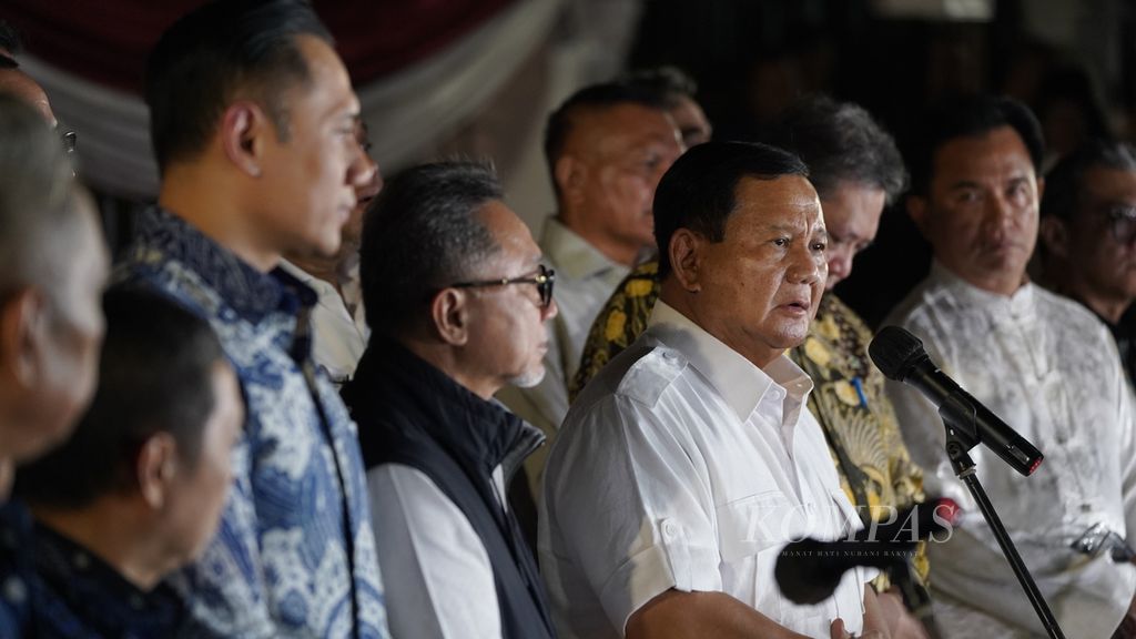 Bakal calon presiden dari Koalisi Indonesia Maju (KIM), Prabowo Subianto, didampingi para ketua umum KIM menggelar jumpa pers di Jakarta Selatan, Jumat (13/10/2023). 