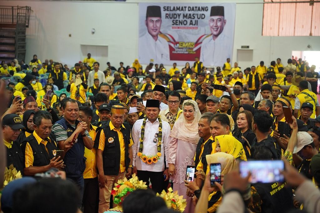 Pendukung Rudy Mas’ud dan Seno Aji berfoto bersama di Kutai Timur, 25 Agustus 2024.