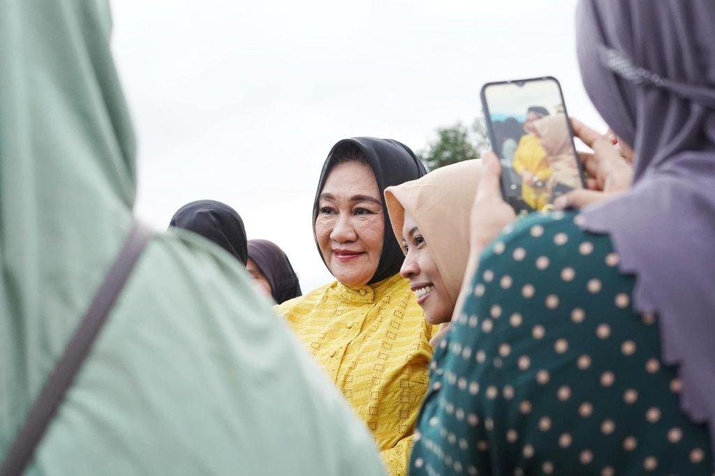 Tina Nur Alam berfoto dengan warga dalam kunjungannya ke Konawe, Sulawesi Tenggara, Selasa (4/6/2024). Tina mendapat rekomendasi dari Partai Nasdem untuk berkontestasi di Pilgub Sultra.