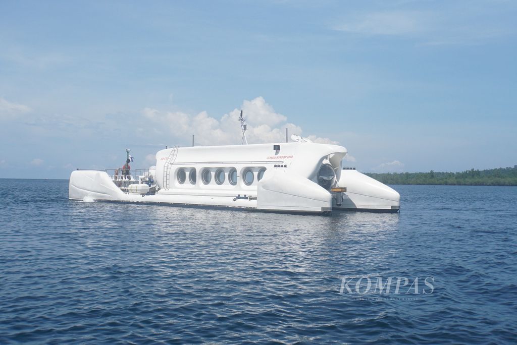 Kapal selam wisata Golden Manta milik PT Bhineka Mancawisata dipersiapkan untuk uji coba, Kamis (3/11/2022), di perairan Likupang, Minahasa Utara, Sulawesi Utara.