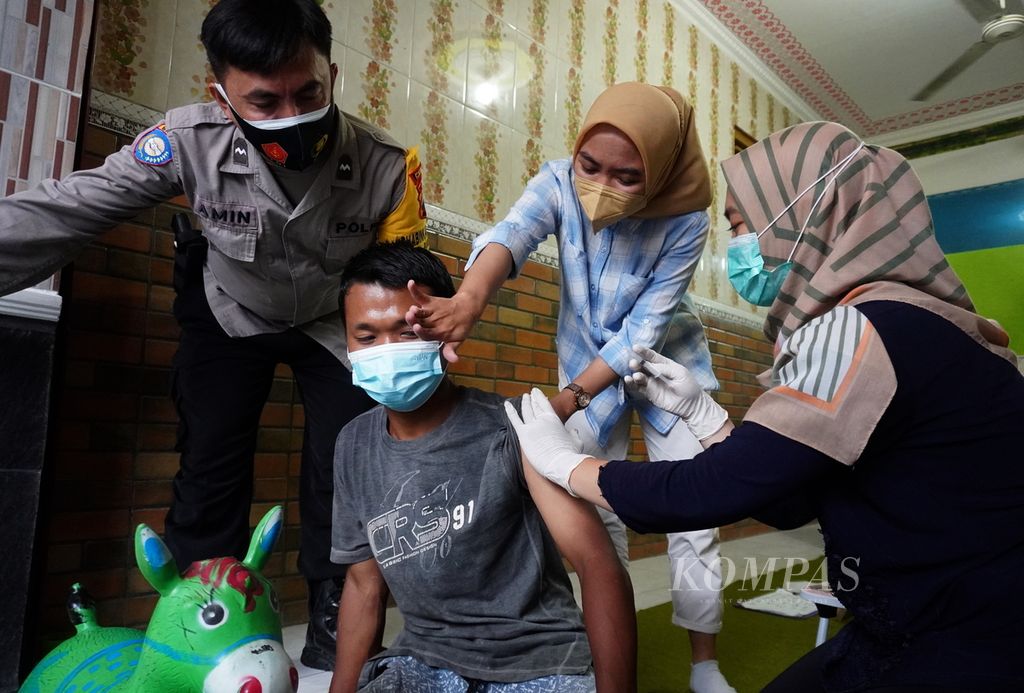 Warga ketakutan saat akan disuntik vaksin di rumah tetangganya di Kelurahan Bandung, Kecamatan Tegal Selatan, Kota Tegal, Jawa Tengah, Selasa (14/9/2021). Sejak pekan lalu, layanan vaksinasi dari pintu ke pintu diberikan untuk mendongkrak capaian. Sejumlah warga yang masih enggan divaksin diedukasi terkait pentingnya vaksin melalui program tersebut.