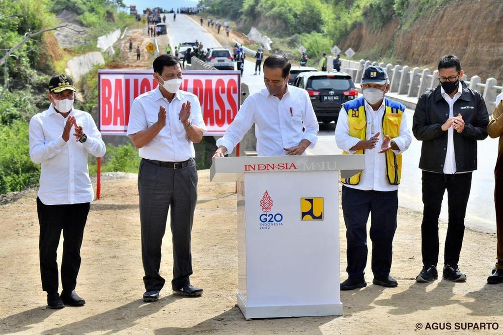Presiden Joko Widodo meresmikan Jalan <i>Bypass </i>Balige di Kabupaten Toba, Provinsi Sumatera Utara, Rabu (2/2/2022). Jalan tersebut dibangun untuk mencegah kemacetan di Kota Balige dan sekitarnya.