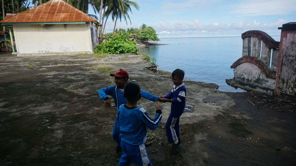 Siswa di SD Negeri 26 Halmahera Selatan bermain di lingkungan sekolah yang rusak terkena abrasi dari dampak perubahan iklim, Jumat (4/6/2021). Kondisi tersebut sangat berbahaya bagi para siswa.