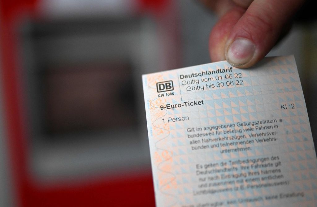 Foto yang diambil pada 1 Juni 2022 ini memperlihatkan tiket 9 euro, salah satu bentuk subsidi Pemerintah Jerman bagi warganya, untuk meringankan kesulitan penduduk akibat kenaikan harga energi, seperti terlihat di stasiun kereta di Dortmund, Jerman. 