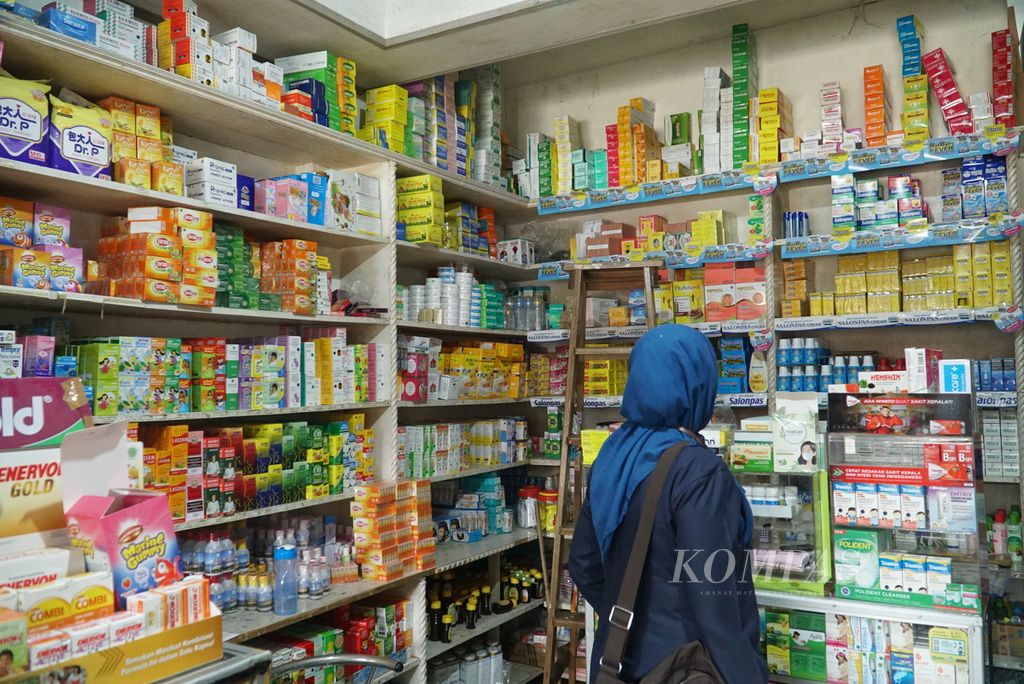 Officers of the Food and Drug Authority  (BPOM) Padang monitor drugs containing EG and DEG contamination which are suspected to be one of the triggers for acute kidney failure in children at the Musi Pharmacy in the warehouse area of Pasar Raya Padang, West Sumatra, Monday (24/10/ 2022).