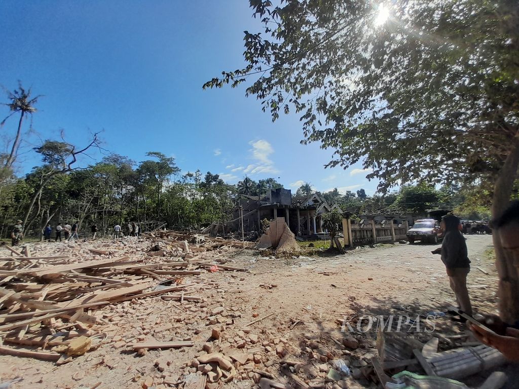 Kawasan yang rusak akibat ledakan yang diduga berasal dari bahan petasan di Desa Karangbendo, Kecamatan Ponggok, Kabupaten Blitar, Jawa Timur, Senin (20/2/2023). Rumah yang menjadi sumber ledakan rata dengan tanah.