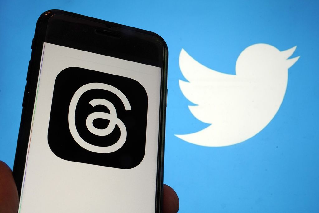 Dalam foto pada 5 Juli 2023 ini terlihat logo Twitter dan Threads, aplikasi mirip Twitter yang dikembangkan Meta. Pada 24 Juli 2023, logo Twitter diubah.